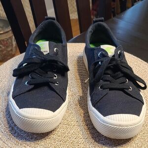 Cariuma OCA Low Canvas  In Black Eco Fiendly Shoes Size 9